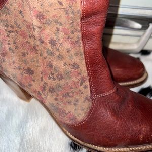 Anthropologie J Shoes Ranch 2 Calico Floral Leather Ankle Boots Size 8.5/ 39